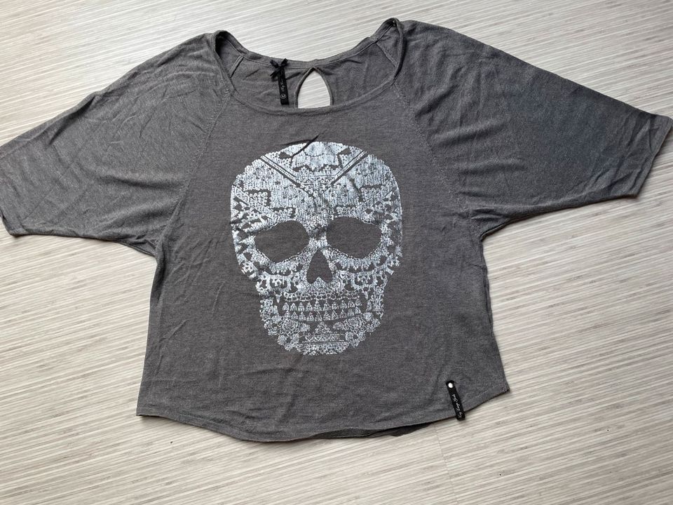 Oberteil Shirt mit Totenkopfmotiv Größe M in Hallerndorf