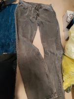 Levi's jeans in grau mit einem dunkelgrauen pullover 90iger 90s Hessen - Offenbach Vorschau