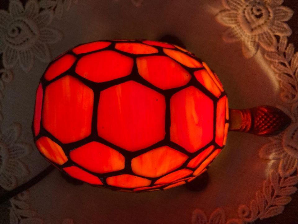 Schildkrötenlampe nach Tiffanyart in Sinn