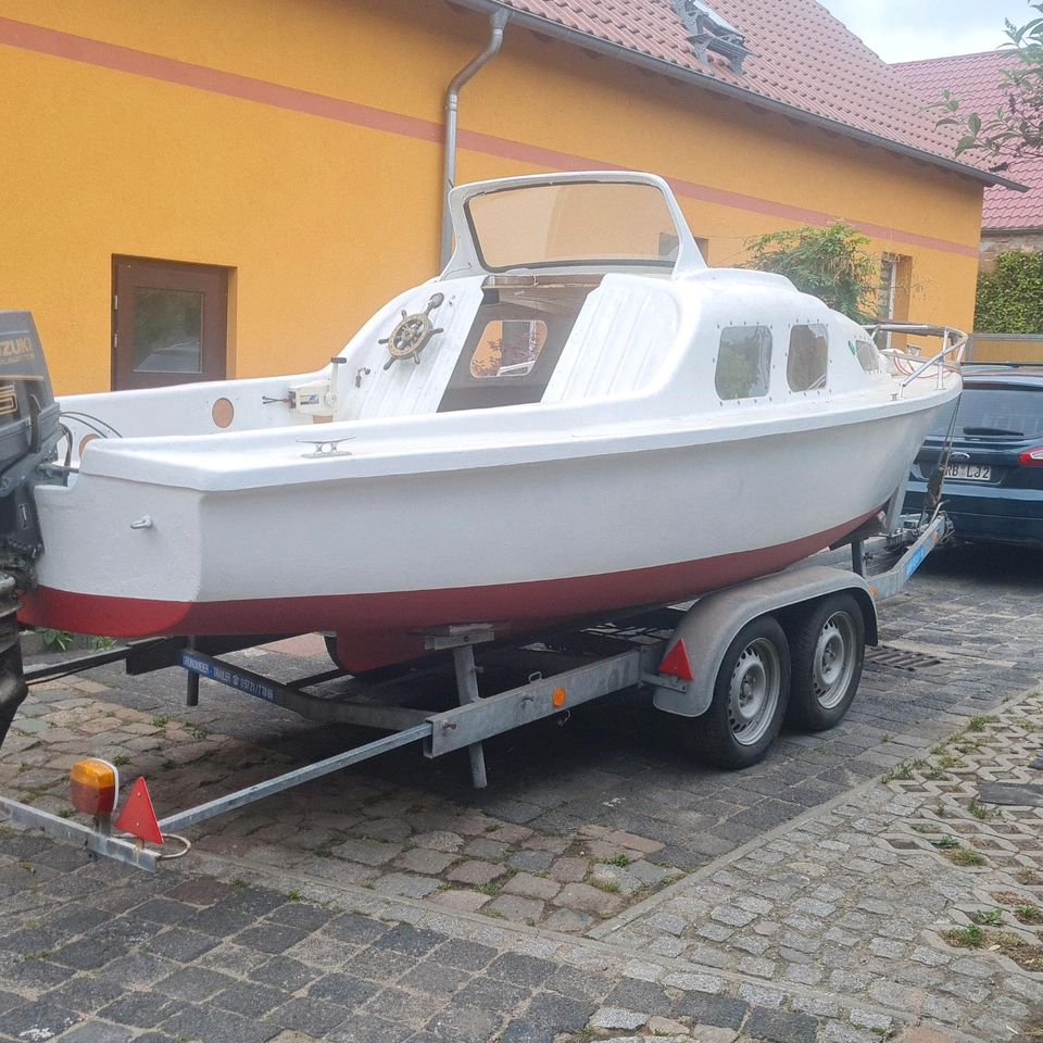 Kajütboot mit Motor und Trailer in Brandenburg an der Havel