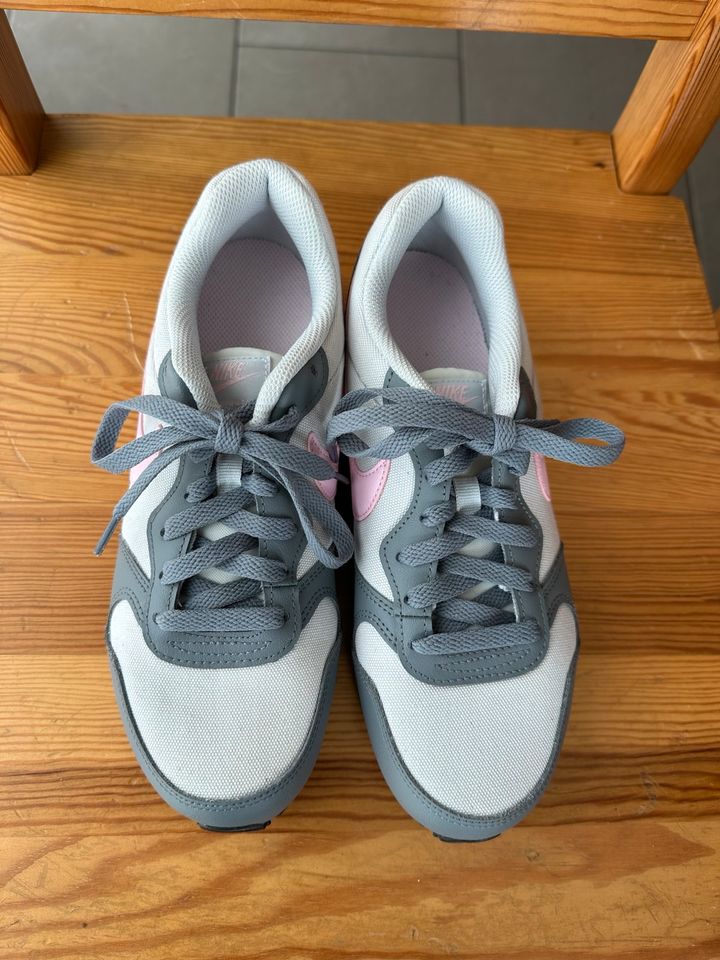 Tolle Nike Sneaker, grau, Gr. 38 in Lützelbach