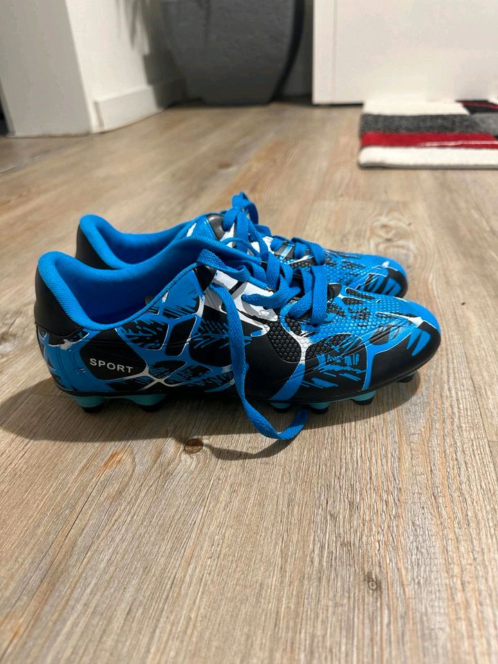 Blauer Fußball schuh in Lübeck