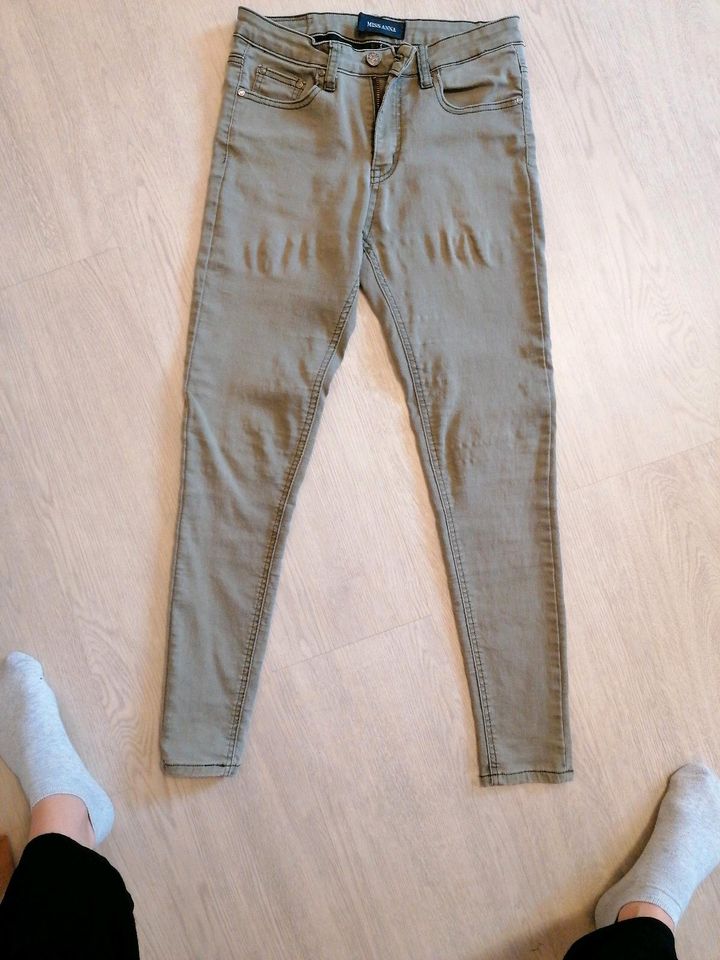 Damen Jeans in Khaki Gr. 36 in Emmendingen