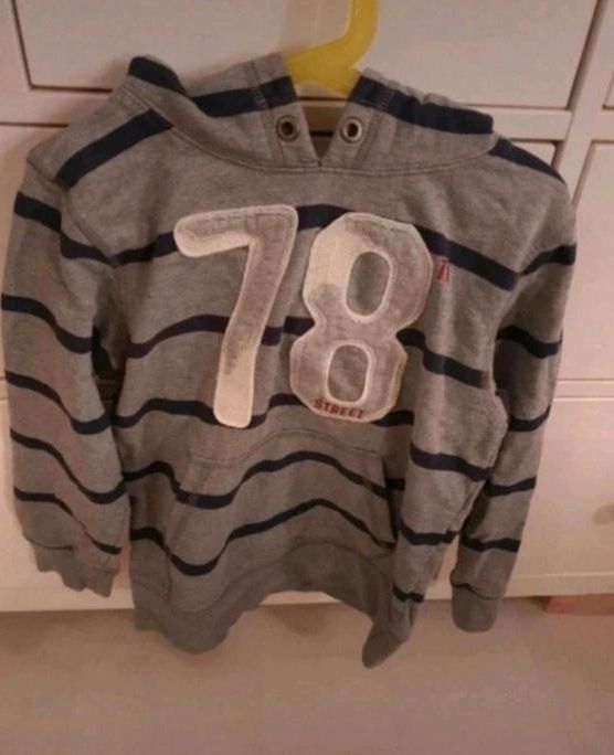 H&M Jungen Kaputzen Pullover Gr. 122/128 in Bremen