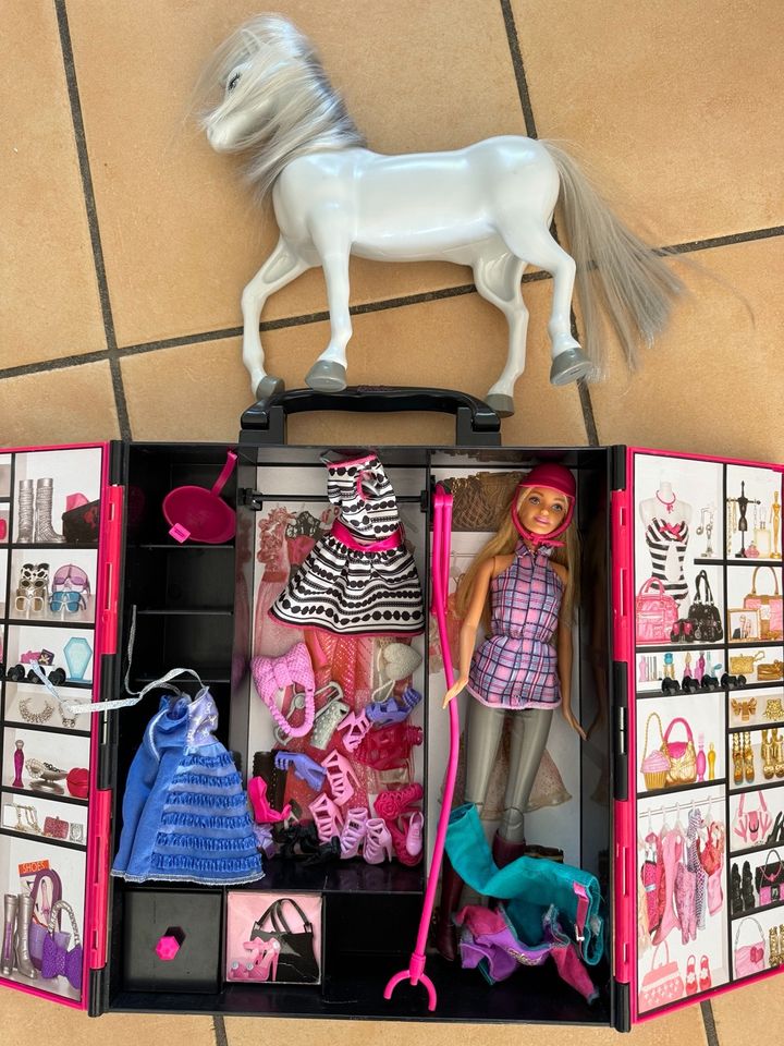 Barbie Barbieschrank Kleidung und Barbiepferd in Oberhausen