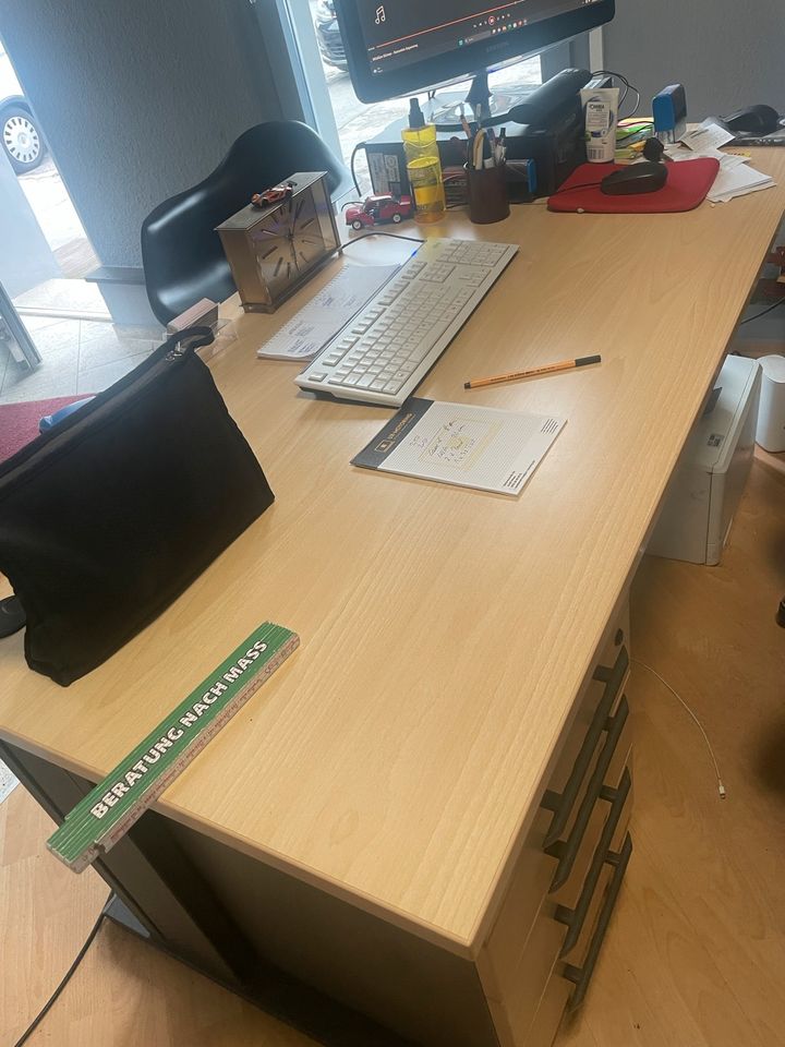 Bürotisch Schreibtisch mit Rollcontanier sehr guter Zustand in Bochum