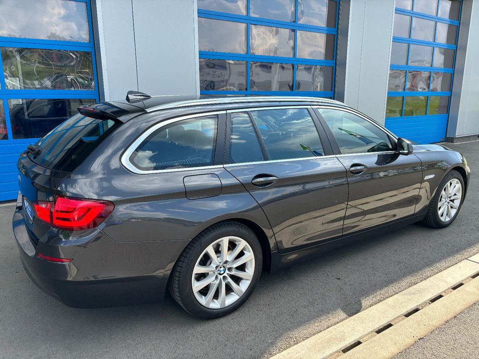 BMW 520d Touring Aut BiXenon Navi Standheizung Leder in Schmallenberg