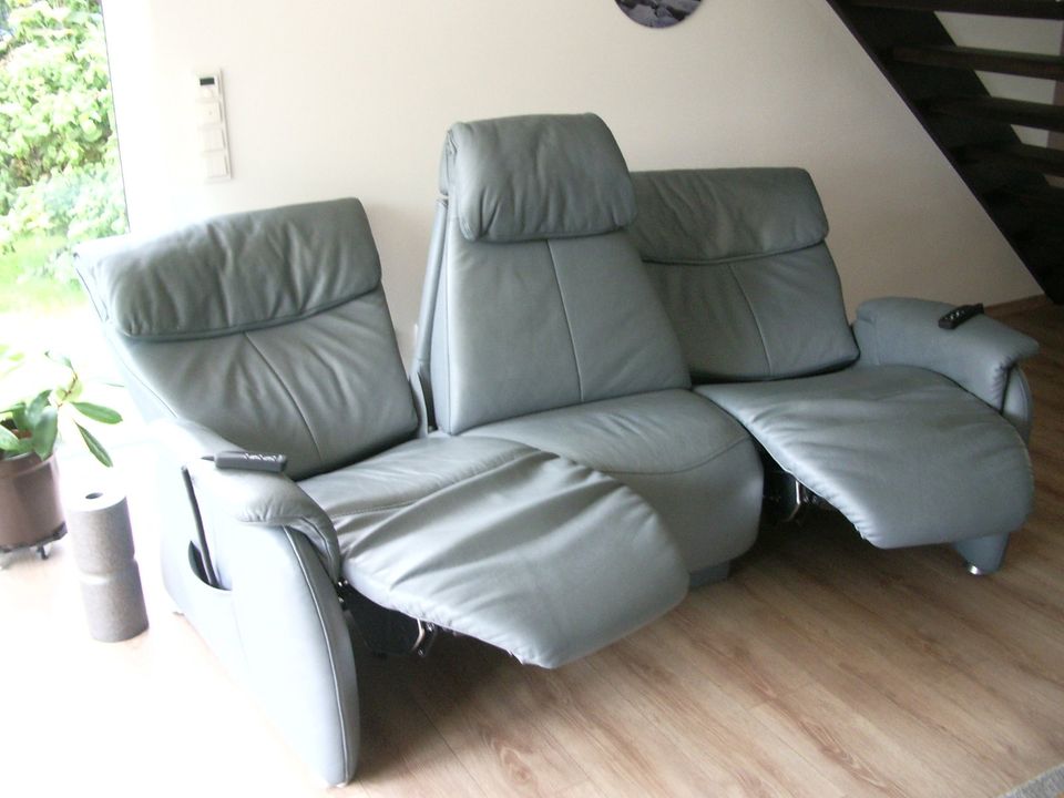 Trapezsofa, Ledersofa mit elektr. Funktion, Himola, Neupr. 5600 € in Ihlienworth