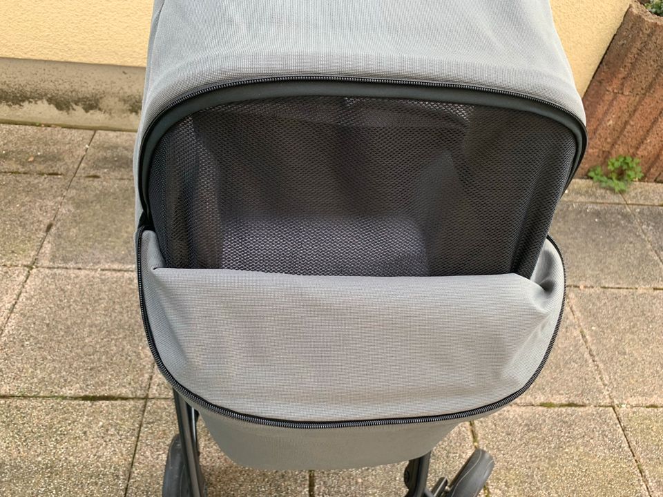 Römer/Britax GO BIG Kinderwagen in grau mit Zubehör in Dossenheim