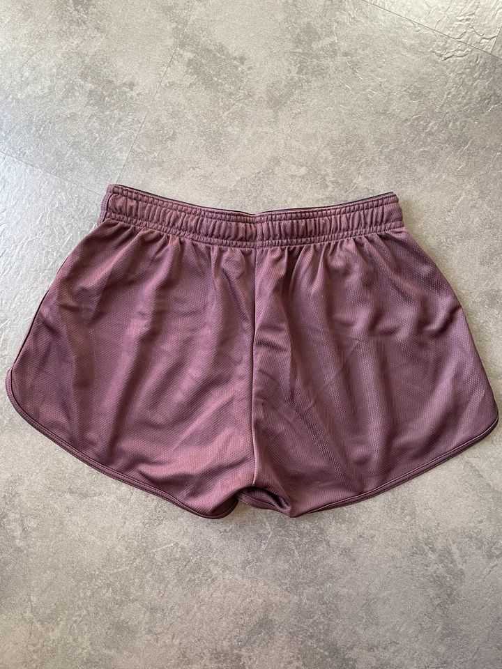 Lockere Sport Shorts Violett in XS (H&M, low waist) in Konstanz