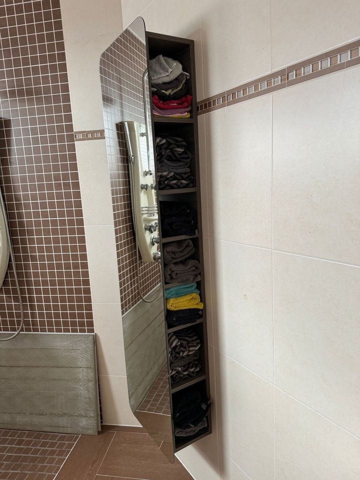 Badezimmer schränke mit Waschbecken und Spiegel in Kleve