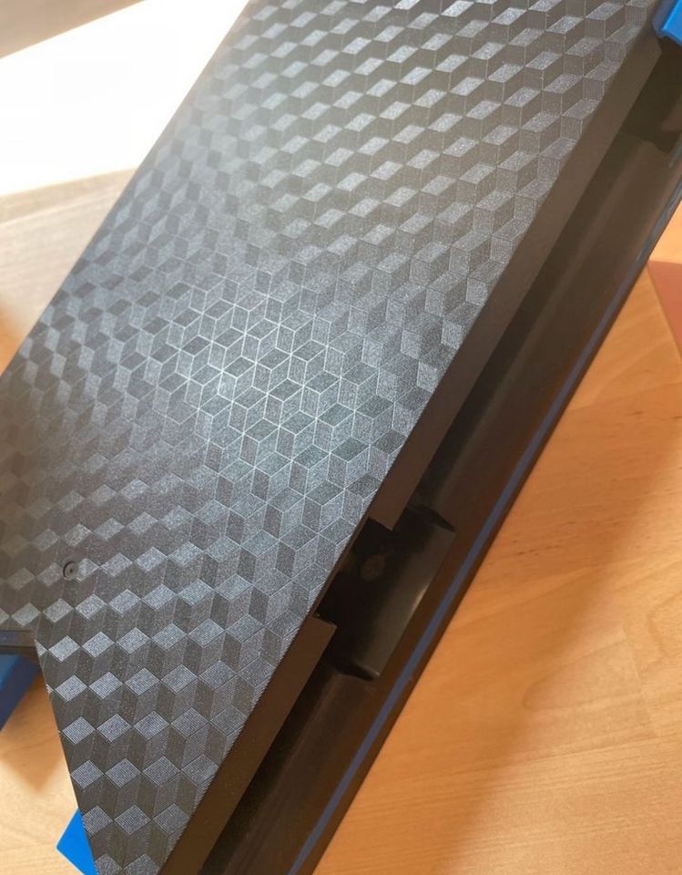 Young PS4 Ständer blau schwarz super Zustand in Dresden