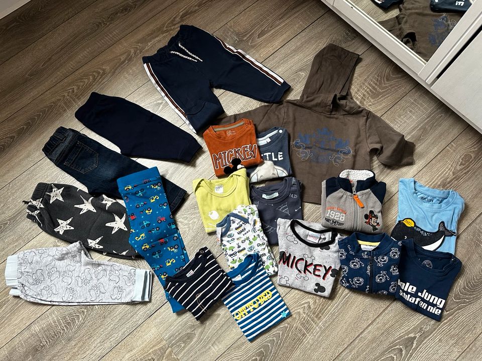 20 teile jungen Paket hoodie Hosen Bodys 74/80 in Ibbenbüren