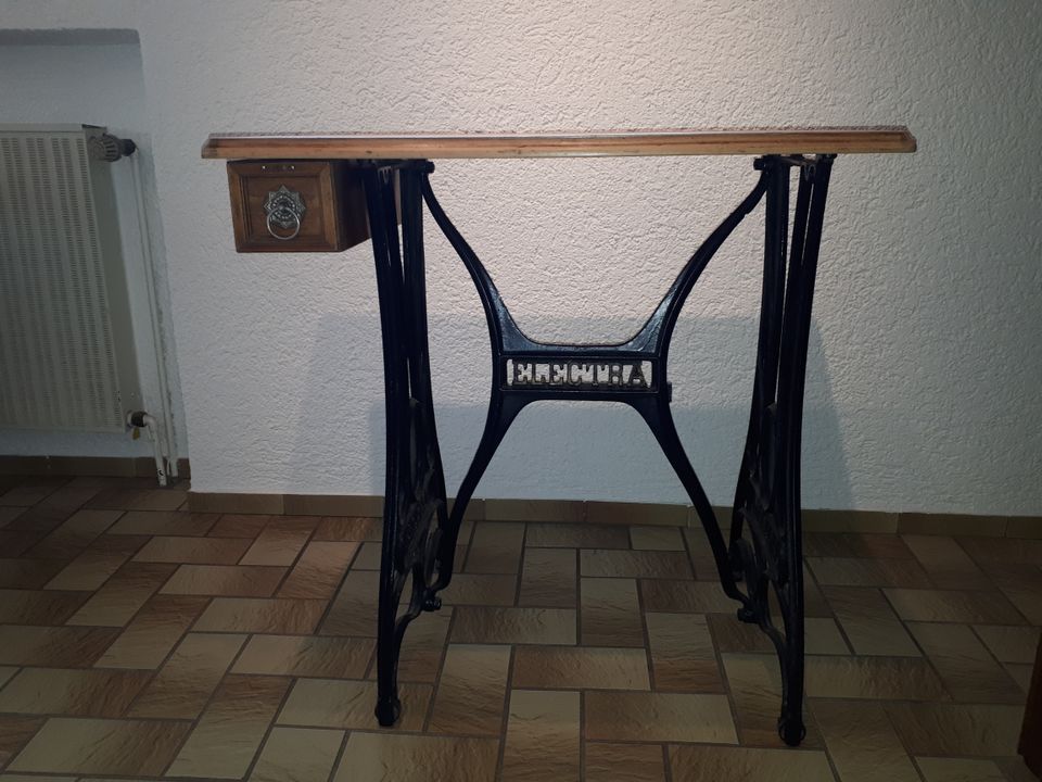Dekorations-/ Beistelltisch aus alter Nähmaschine in Schutterwald