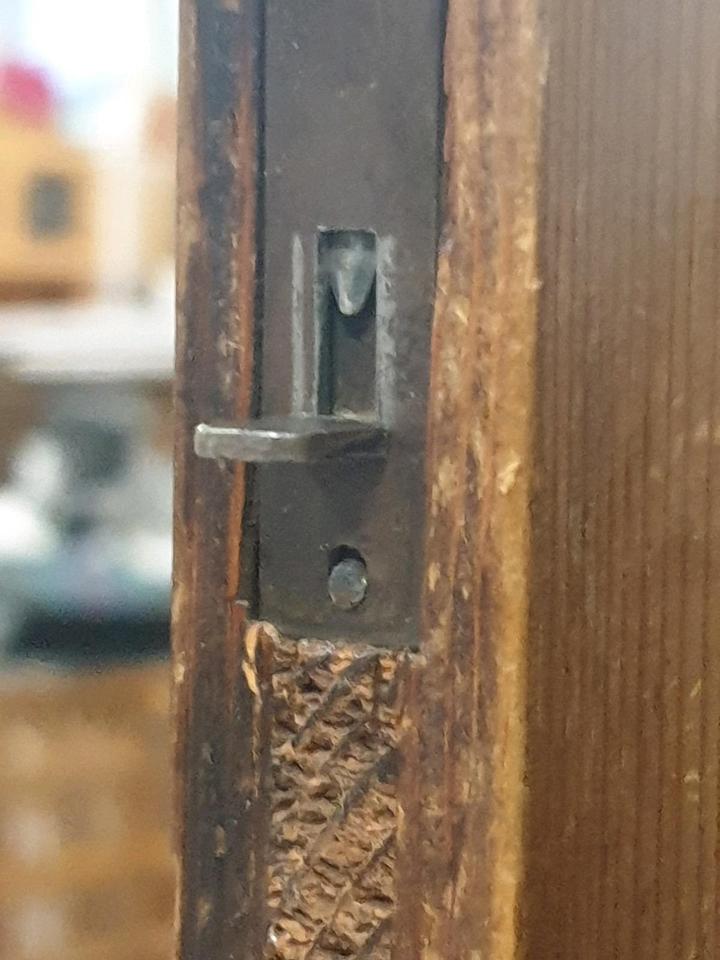 24567RH Wunderschöner antiker Schrank dunkel Dielenschrank in Augsburg