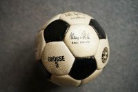 Lederfußball 21cm Durchmesser, mit Unterschriften EM 1980 Sachsen - Annaberg-Buchholz Vorschau