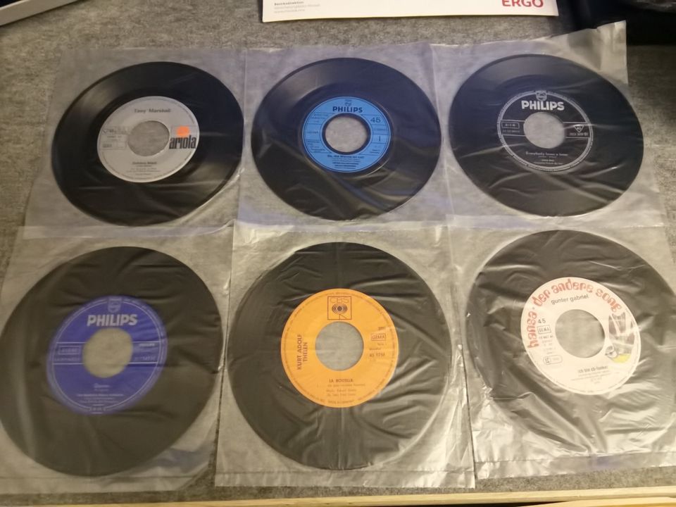 32  Singles  Schallplatten (+12  Singles ohne Cover ) in Werne