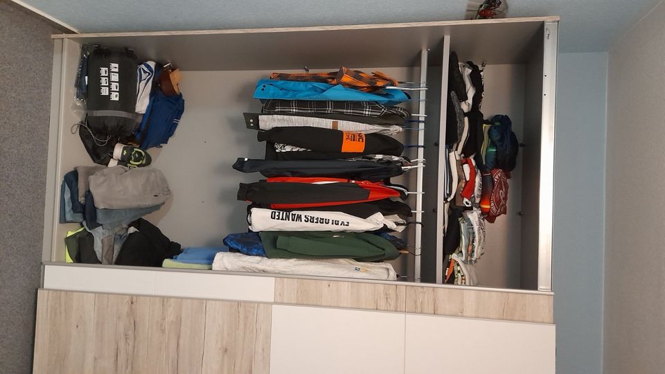 Kinderzimmer Jugendzimmer Bett, Kleiderschrank,  Schreibtisch in Hasselfelde