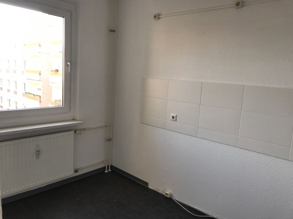 Schöne große 3 Zimmer Wohnung, Küche mit Fenster in Neubrandenburg