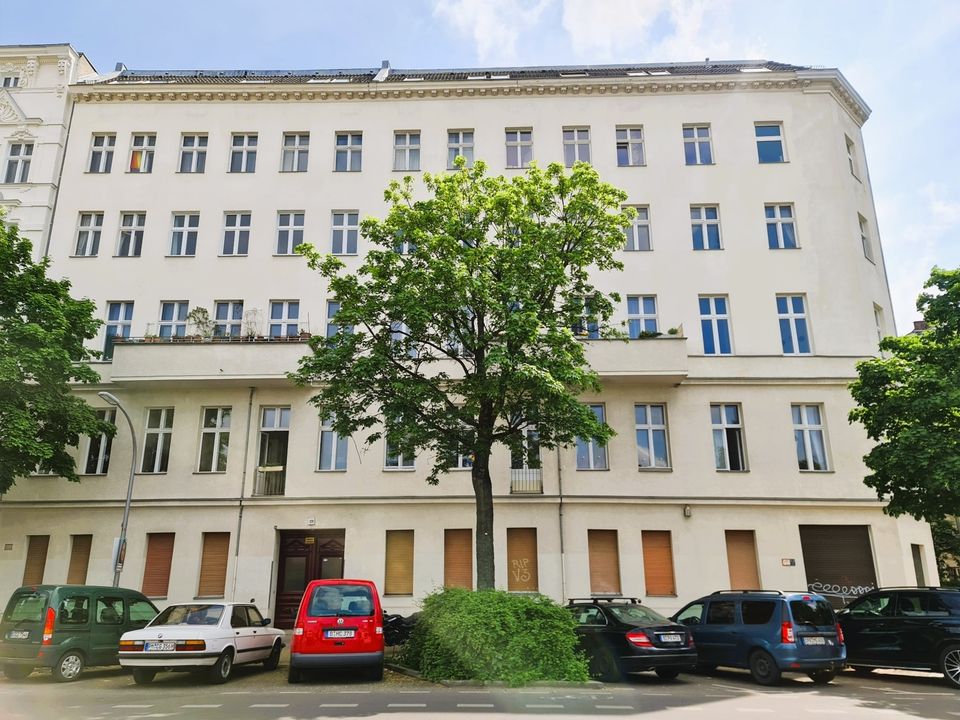 Schöne Altbau-Wohnung mit zwei separaten Zimmern. Im hellen 4. OG des Vorderhauses in Berlin