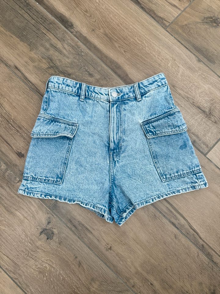 H&M Jeansshorts Gr.170 in Rheinbach