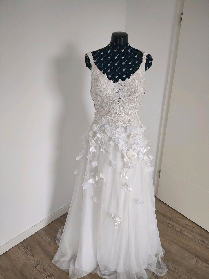 Brautkleid lang mit 3D Spitze Blüten in Sigmaringen