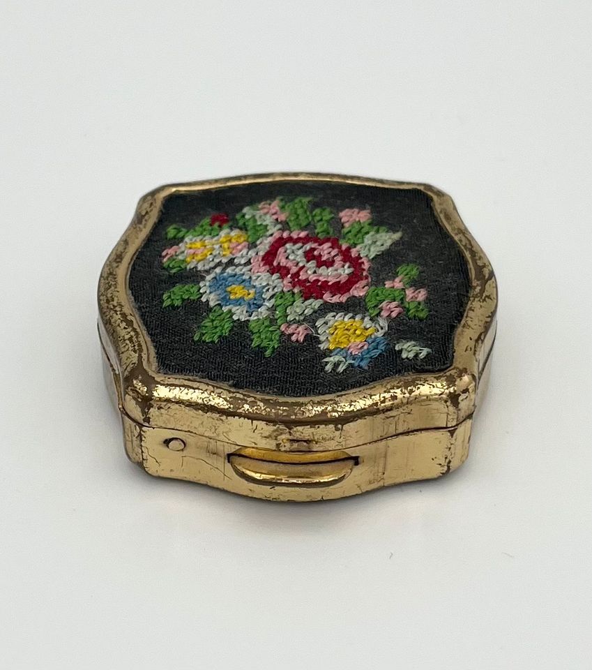 Vintage Pillendose Schmuckbox Gobelin Blumen Gold Schatulle in Schwerin