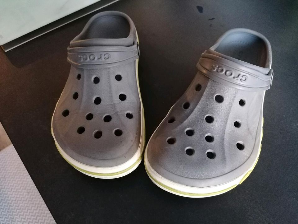 Crocs J2 Kinderschuhe Grösse 33/34 in Duisburg