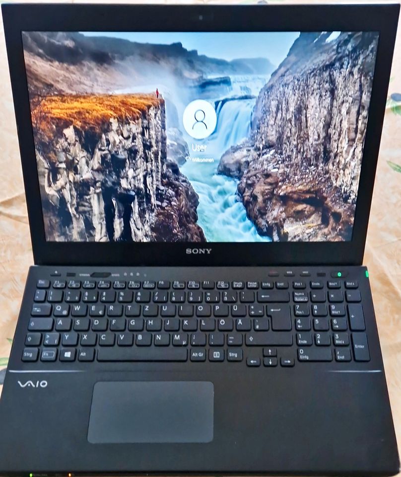 Sony VAIO SVS151E2AM mit registrierten Windows 10 (Key) in Düsseldorf