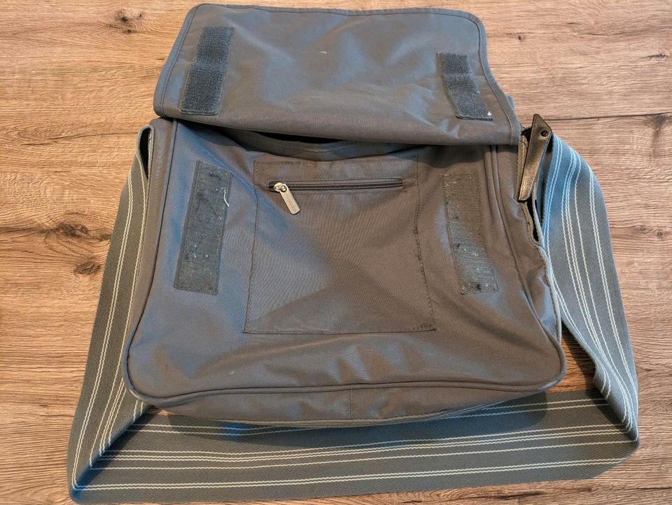 Lässig Wickeltasche grau mit Blumenmuster in Berlin