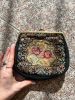 Kleine Handtasche floral bestickt Retro clutch granny boho Hessen - Liederbach Vorschau