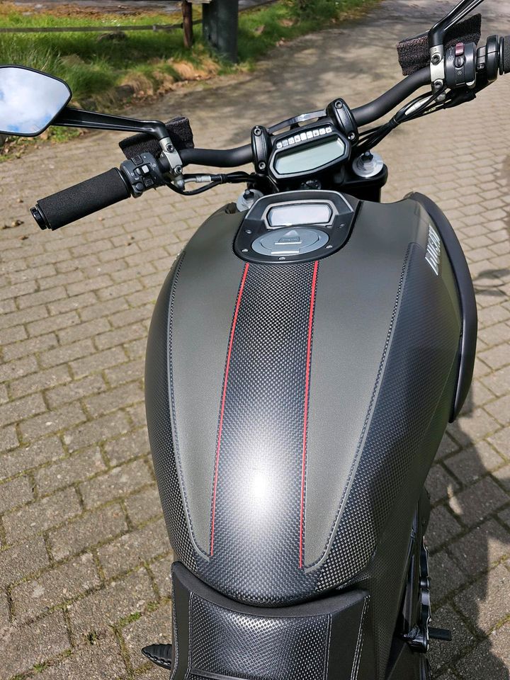 Ducati Diavel Carbon in Ganderkesee