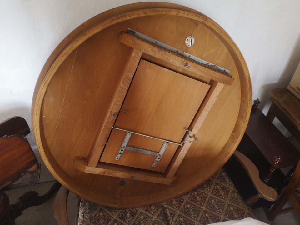 Esszimmertisch rund/oval mit gedrechselten Füßen (ohne Stühle) in Eppelborn