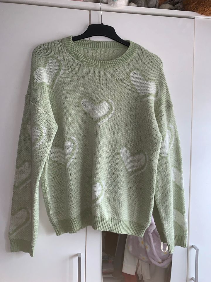 Grüner Pulli mit Herzmuster in Wermelskirchen