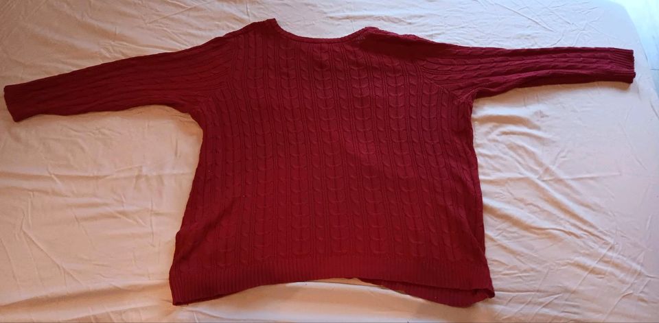 Roter Pullover mit Zopfmuster in Heidelberg