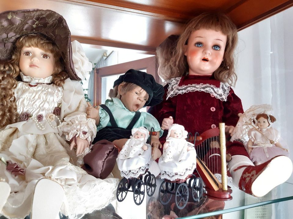 Vitrine mit Porzellan-Puppen in Ditzingen