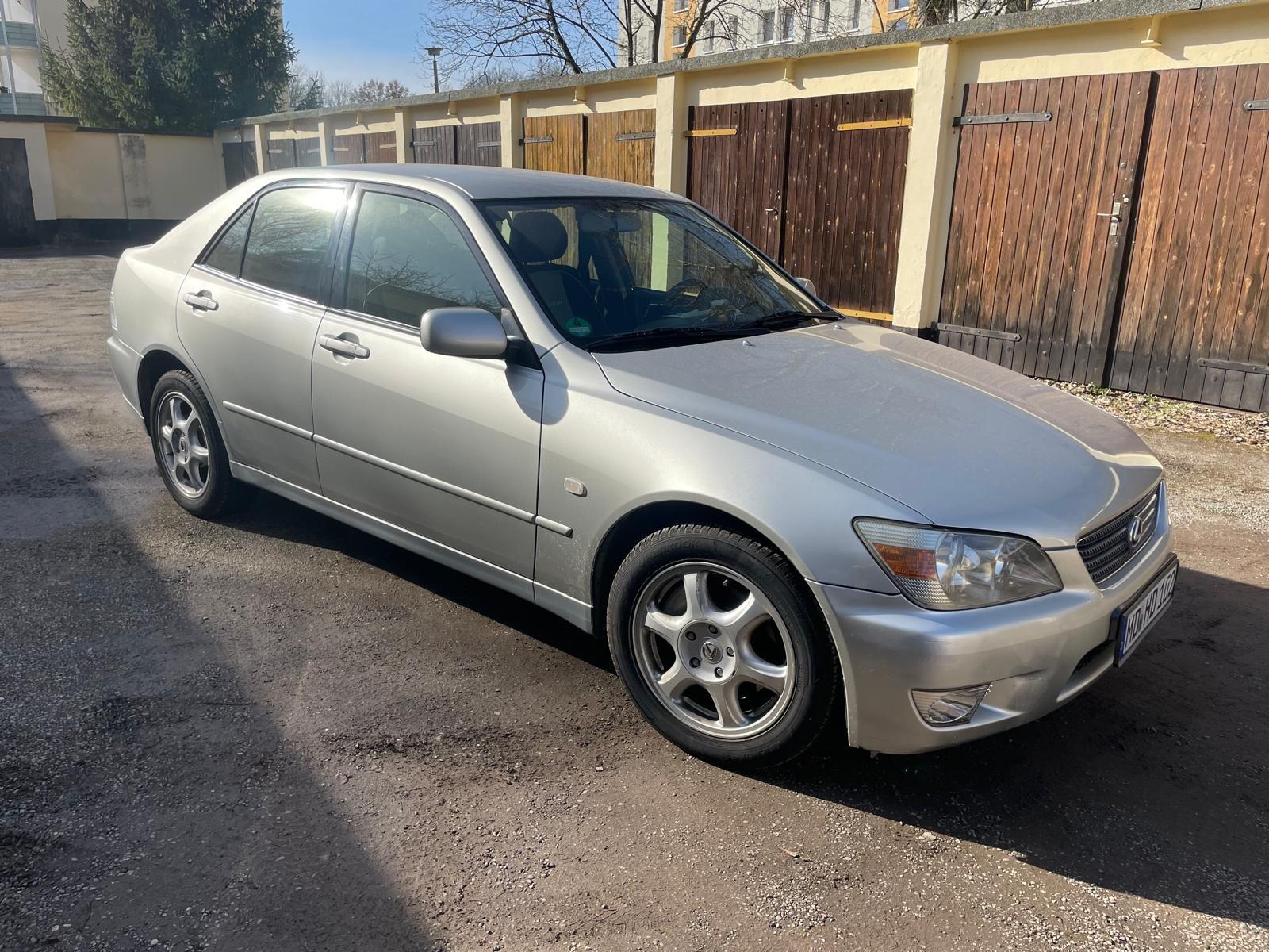 Abbildung des Autos Lexus IS 200