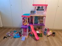 Barbie Traumvilla mit 4 Barbies und Zubehör Bayern - Regensburg Vorschau