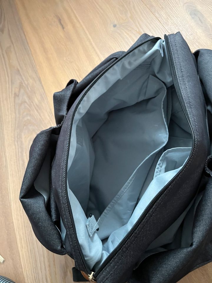 Schöne Wickeltasche von Lässig in dunkelblau (jeansoptik) in Ditzingen