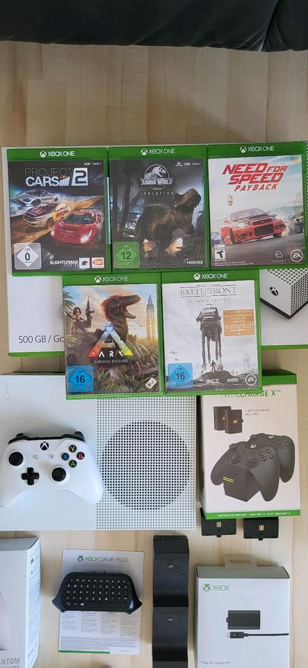 XBOX One S 500GB Viel Zubehör in Walpertskirchen