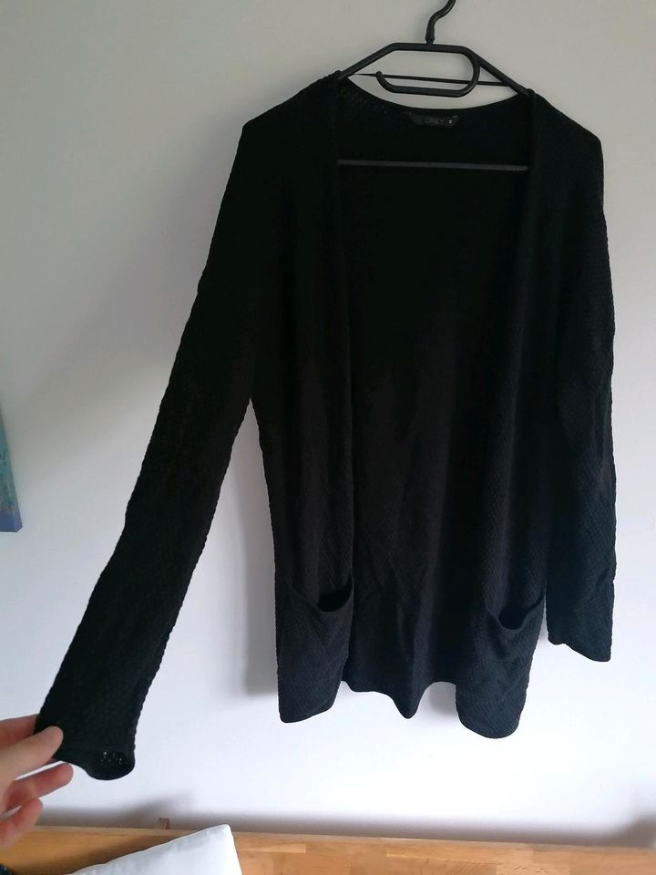 Schwarzer langer Cardigan in schwarz mit Taschen S/M in Fürth