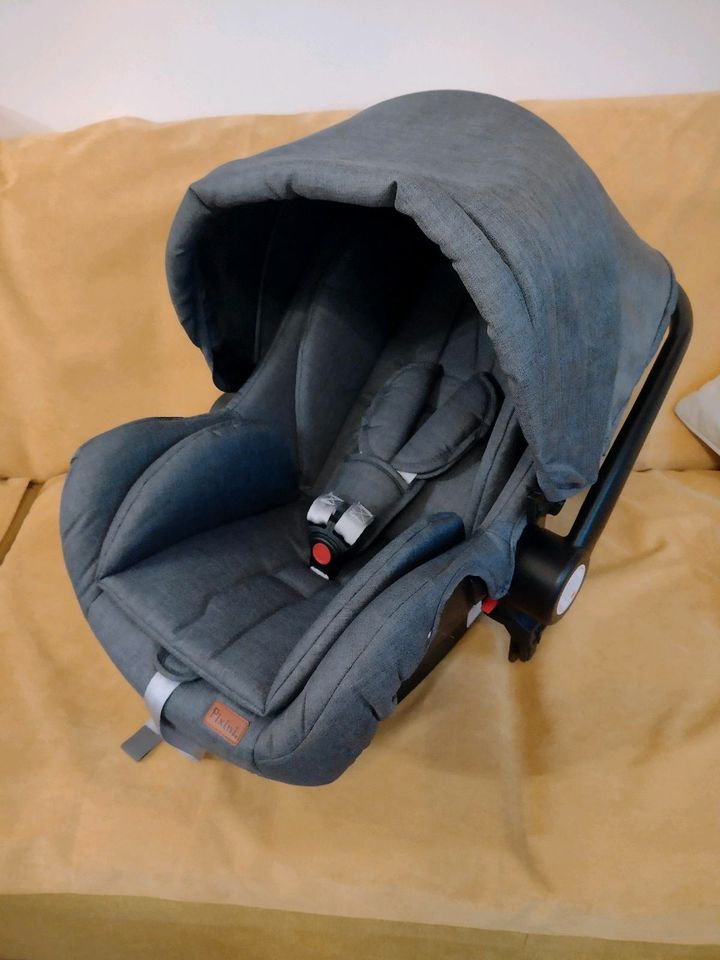 NEUWERTIG Baby Autositz-Schale Kindersitz grau Pixini in Leipzig