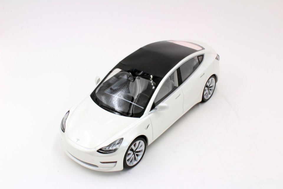 LS-Collectibles - Modell 1:18 . Tesla Model 3  2017 - 2 Farben in Driedorf