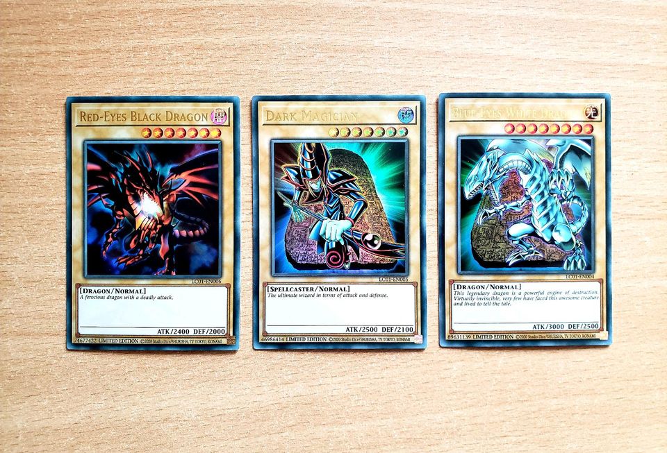 YuGiOh Götterkarten Weißer Drache Schwarzer Magier Rotauge Holo in Saarburg