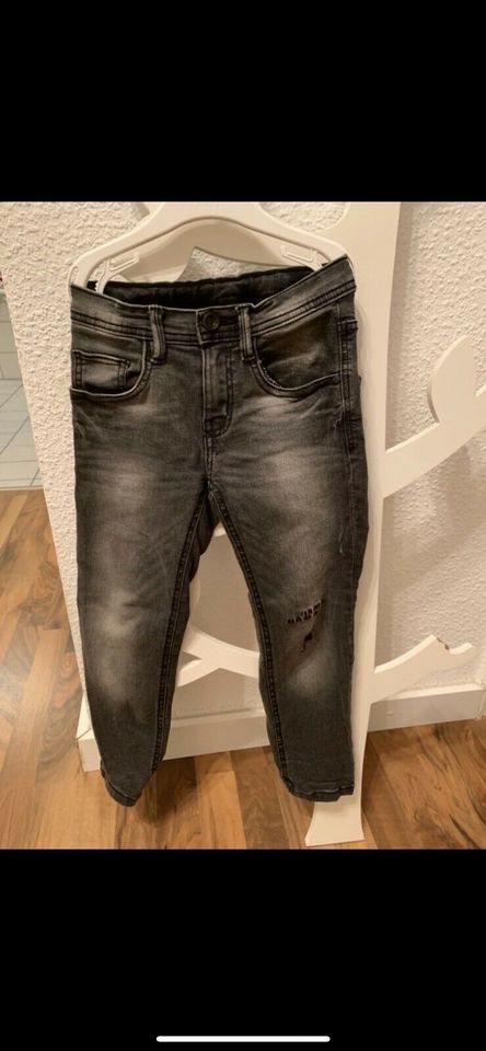 Schmal geschnittene schwarze Jeans, Gr. 116, used look in Wilhelmshaven