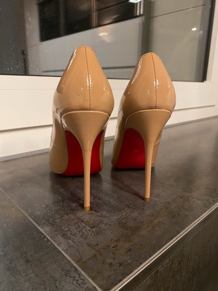 High Heels mit roter Sohle in Hamburg