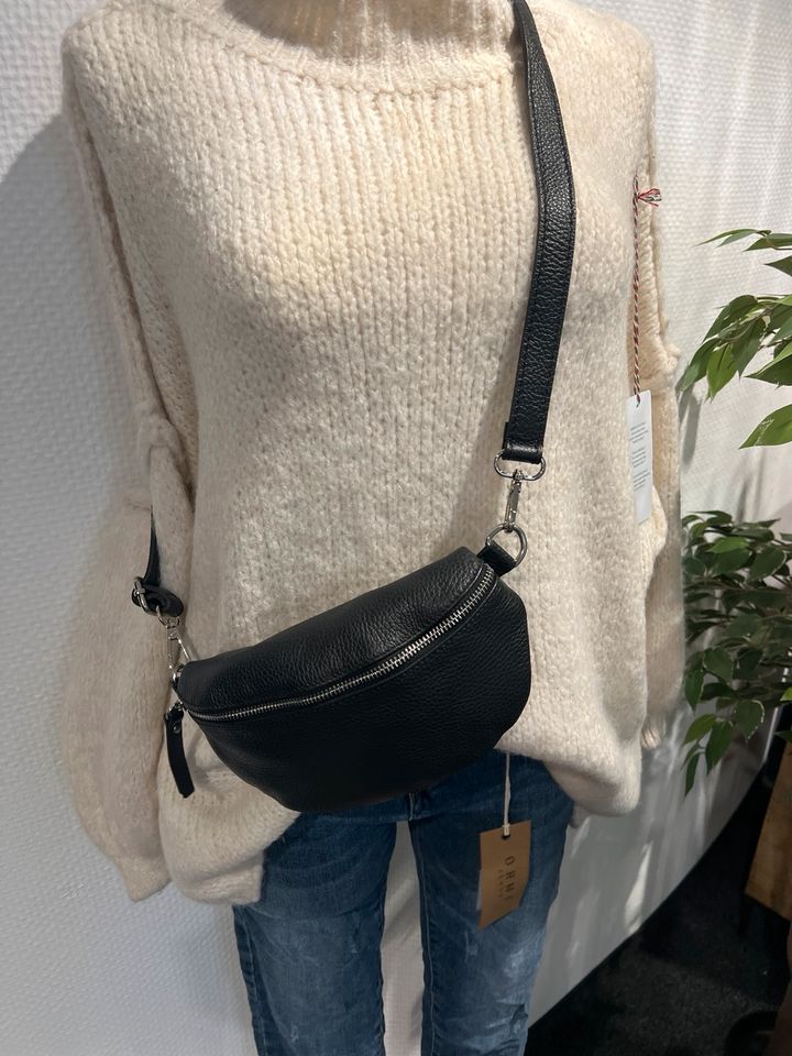 Crossbody Ledertasche in schwarz mit Stoff und Ledergurt neu in Essen