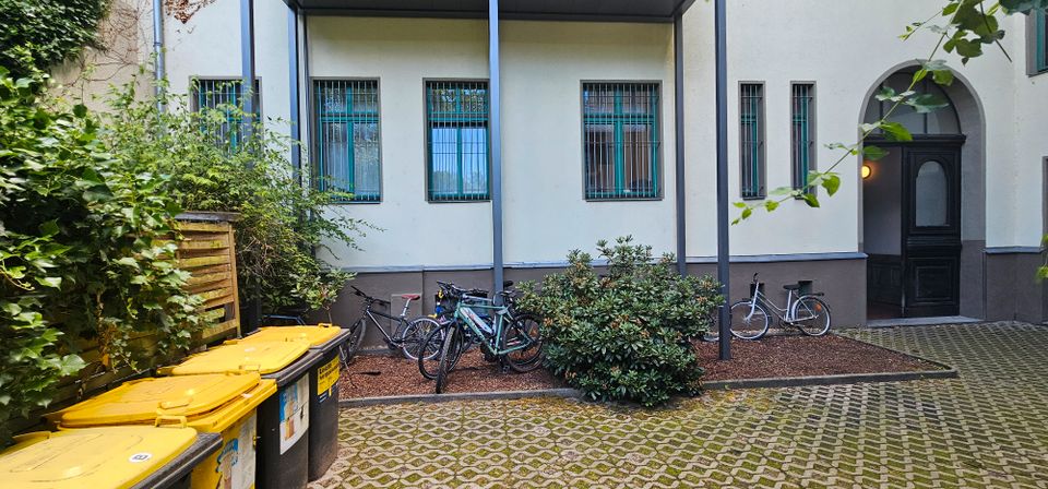 Ladeneinheit mit großen Schaufensterfronten, 4 Räumen und zwei Eingängen in Leipzig