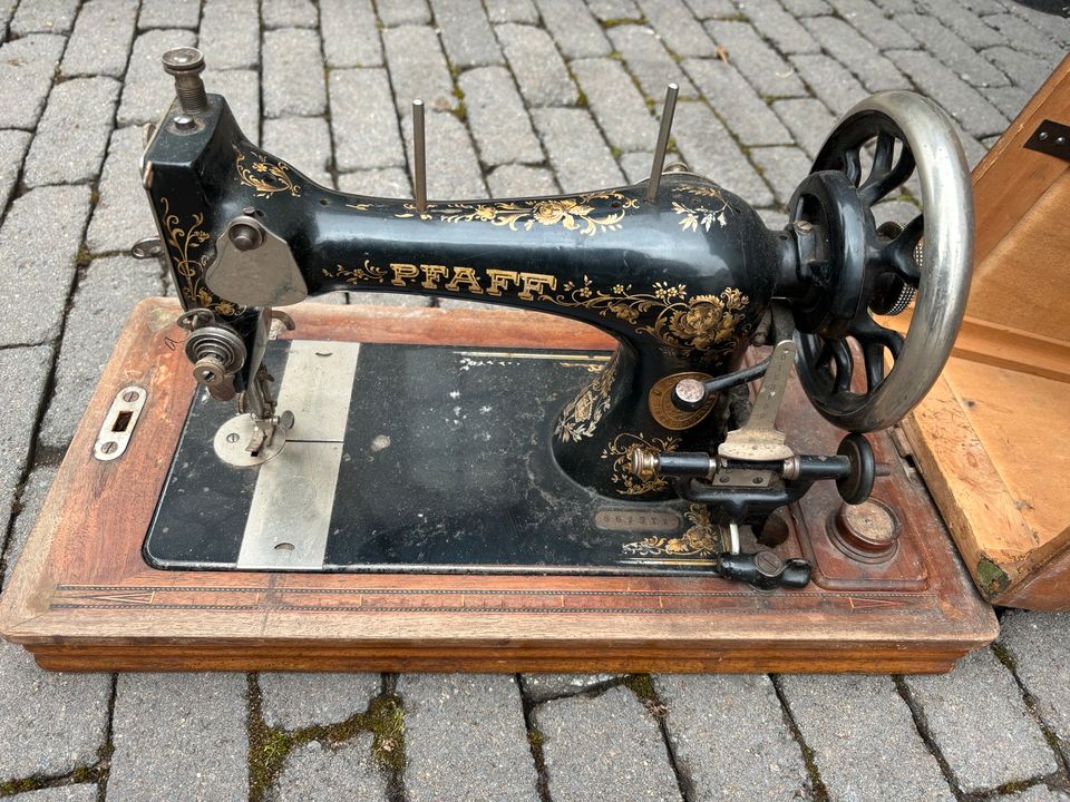 Alte antike Nähmaschine Pfaff in Dreieich