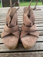 ESPRIT Plateausandale Wildleder beige, Gr. 40, neu mit Etikett Bayern - Karlstein Vorschau